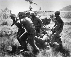 Soldiers of the 1st Cavalry in Vietnam move slain comrade to helicopter (Credit photo: AP, Peter Arnett) Soldiers of the 1st Cavalry in Vietnam move slain comrade to helicopter (Credit photo: AP, Peter Arnett)