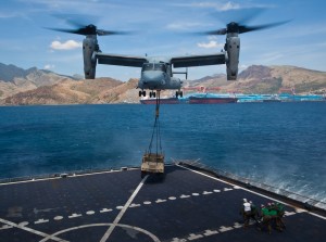 Pilots conduct first external lift from USNS Sacagawea