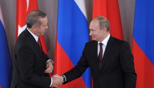 Russian President Vladimir Putin (R) shakes hands with Turkish Prime Minister Tayyip Erdogan in Strelna near St. Petersburg, November 22, 2013. REUTERS/Aleksey Nikolskyi/RIA Novosti/Kremlin (RUSSIA