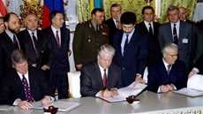 In an agreement signed in 1994, Ukraine gave up its access to nuclear weapons in part for security assurances he United States, Russia and Britain would provide security assurances to Ukraine, such as to respect its independence and to refrain from economic coercion. Those assurances were formally conveyed in the Budapest Memorandum of Security Assurances signed in December 1994.