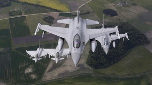 Norway's Air Force F-16 fighters (R) and Italy's Air Force Eurofighter Typhoon fighters participated in Arctic Challenge Exercise 2015. (/ Ints Kalnins) / Reuters).