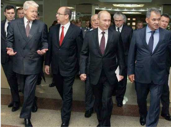 From the left to the right: Icelandic President Olafur Ragnar Grimsson, Prince Albert of Monaco, Russian Prime Minister Vladimir Putin and Sergei Shoigu, Emergency Situations Minister and President of the Russian Geographical Society (Credit: SLD)