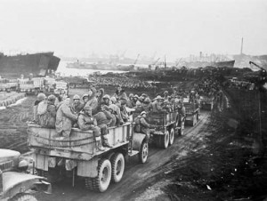 Marines move toward evacuation ships at Hungnam harbor in December, 1950, as the United Nations abandons northeast Korea. (Credit: U.S. Army photo, http://www.bevinalexander.com/korea/korean-war-photos.htm)